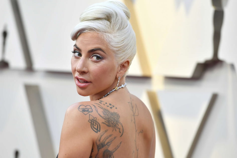 Les multiples tatouages noirs dans le dos de Lady Gaga
