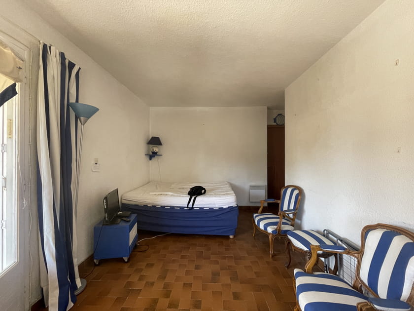 Avant&nbsp;: une chambre sommaire sans cloison