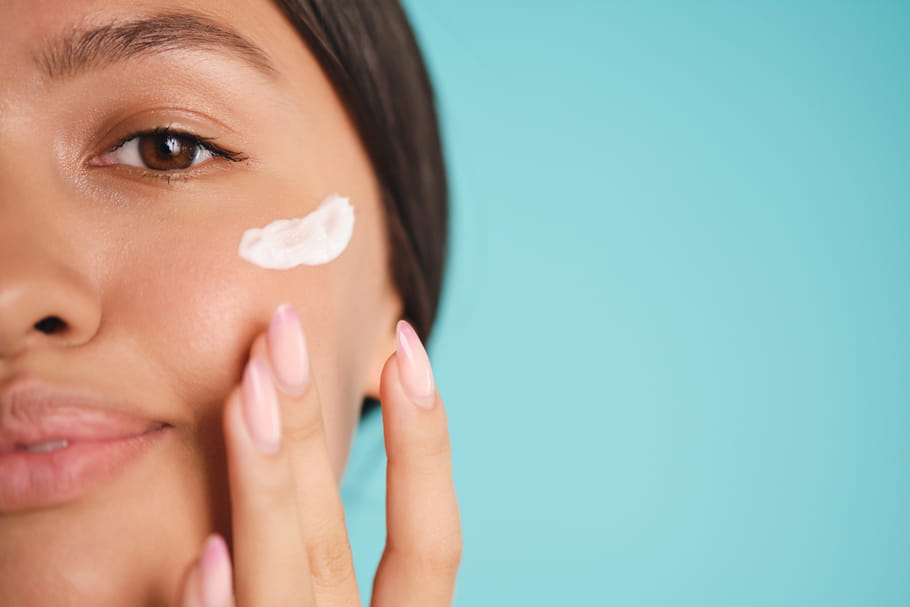 Crème anti-rides pour peau à imperfections : laquelle choisir et comment l'appliquer ?