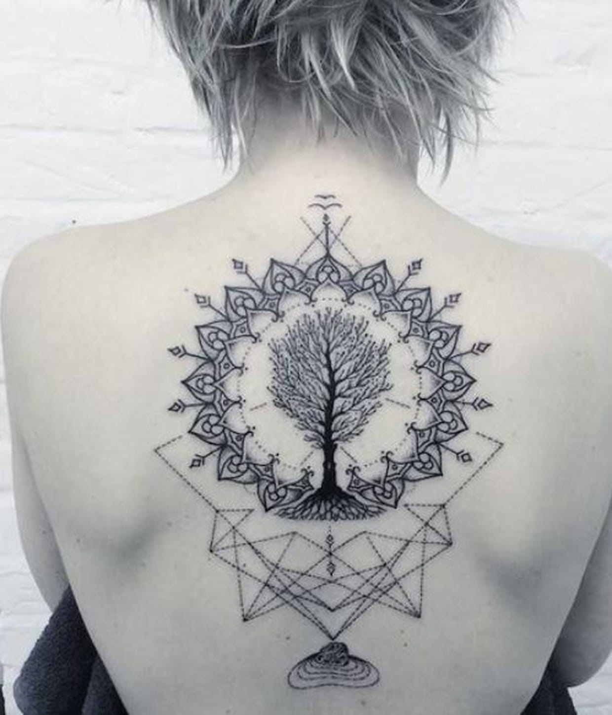 Tatouage Arbre De Vie Mandala Femme Arbre de vie mandala dans le dos