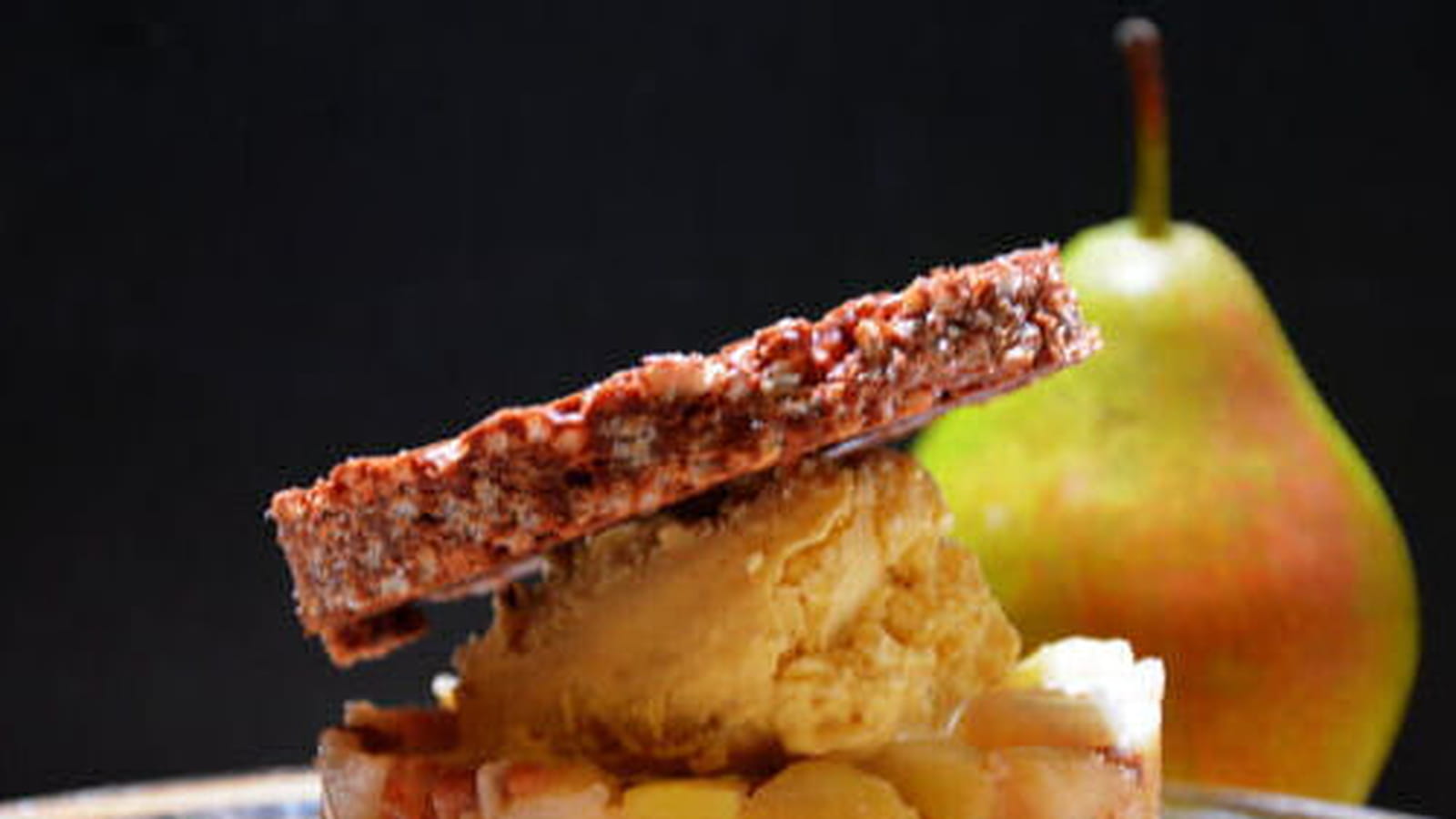 Dessert croquant à la poire, spéculoos et chocolat