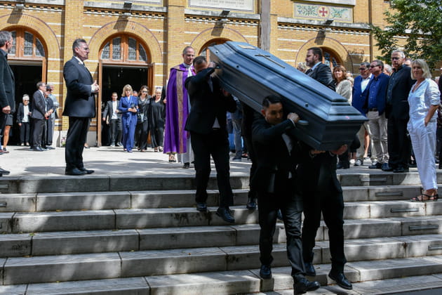 Le cercueil de Nonce Paolini transporté par ses proches