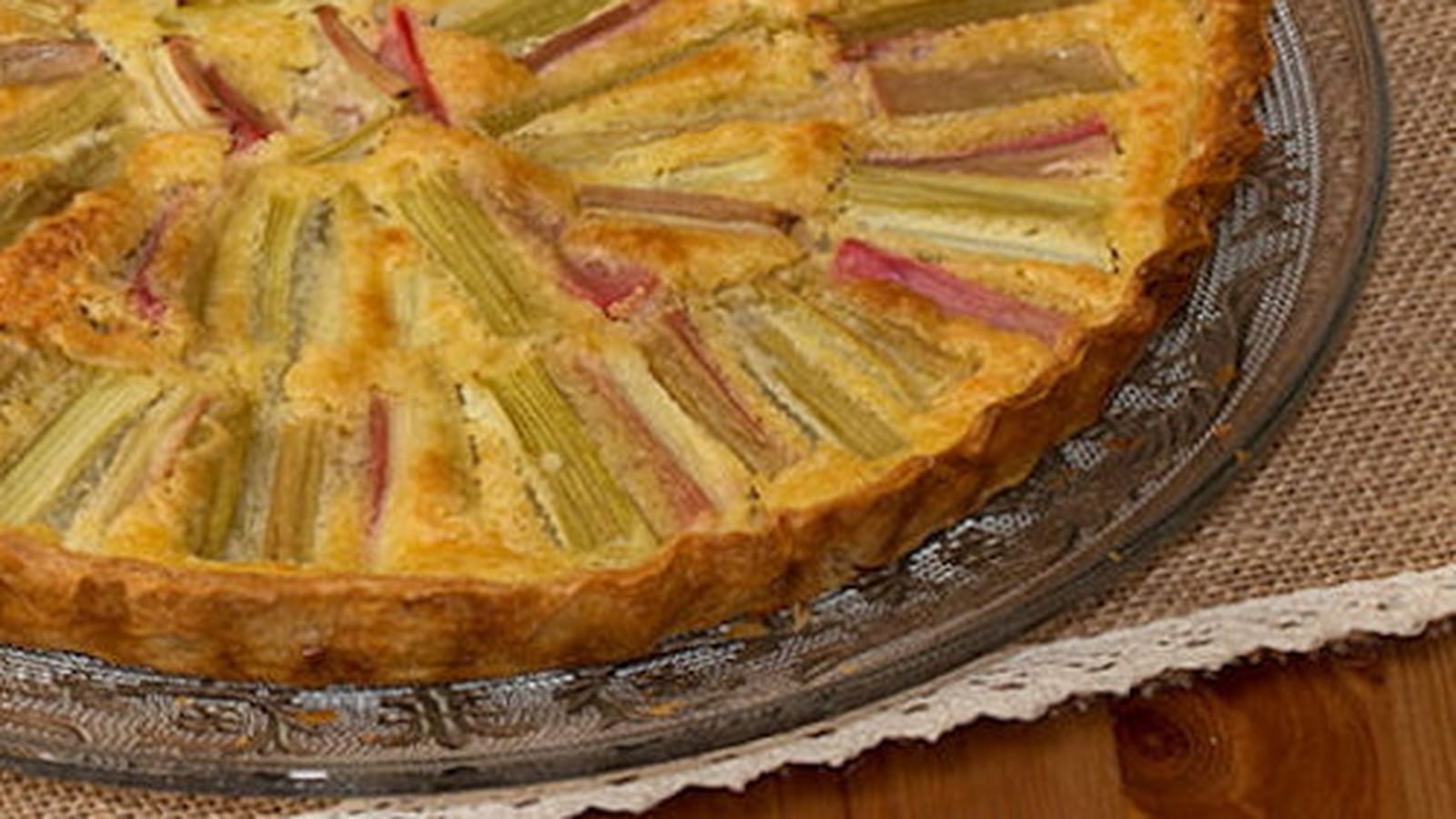 Tarte amandine à la rhubarbe