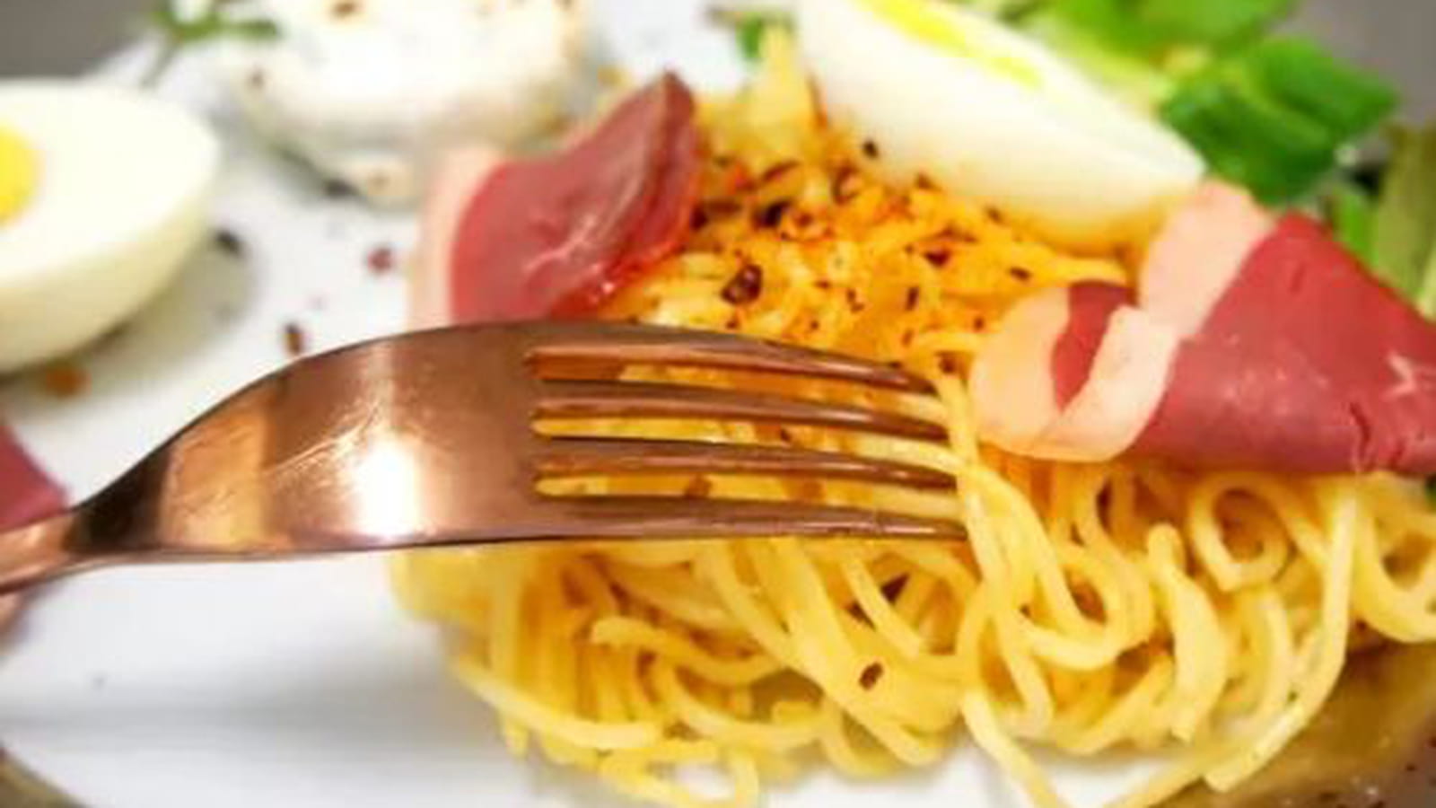 Nid de pâtes au magret fumé et oeuf dur ou mollet et crème à la ciboulette