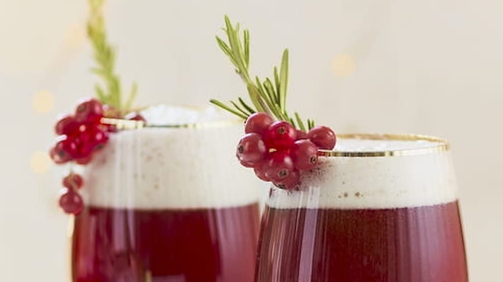 Cocktail à la grenade, groseille et bière de Noël