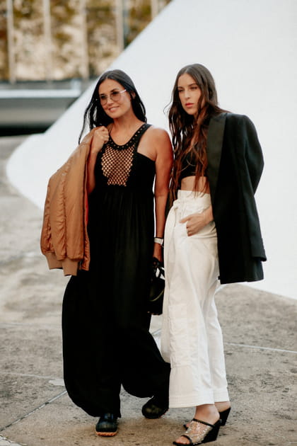 Demi Moore en robe noire décolletée et Scout Willis en pantalon blanc
