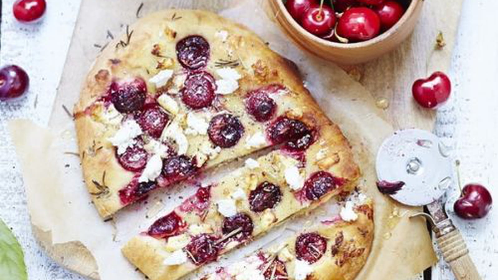 Focaccia à la brebis et aux cerises fraîches et au romarin