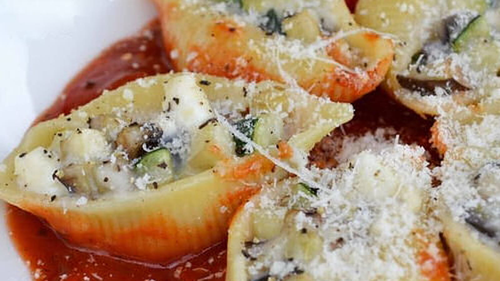 Pâtes conchiglione farcies aux aubergines et courgettes, béchamel et feta