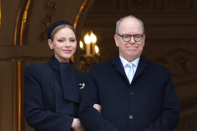 Charl&egrave;ne tout sourire au bras d'Albert pour la Sainte-D&eacute;vote