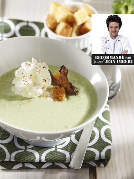 Velout&eacute; de brocoli avec cappuccino aux &eacute;pices, girolles