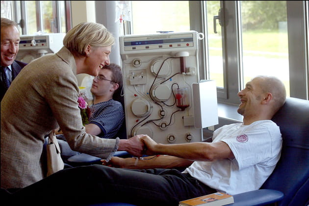Astrid de Belgique aux côtés d'un donneur de sang du Centre de Transfusion de La Croix Rouge