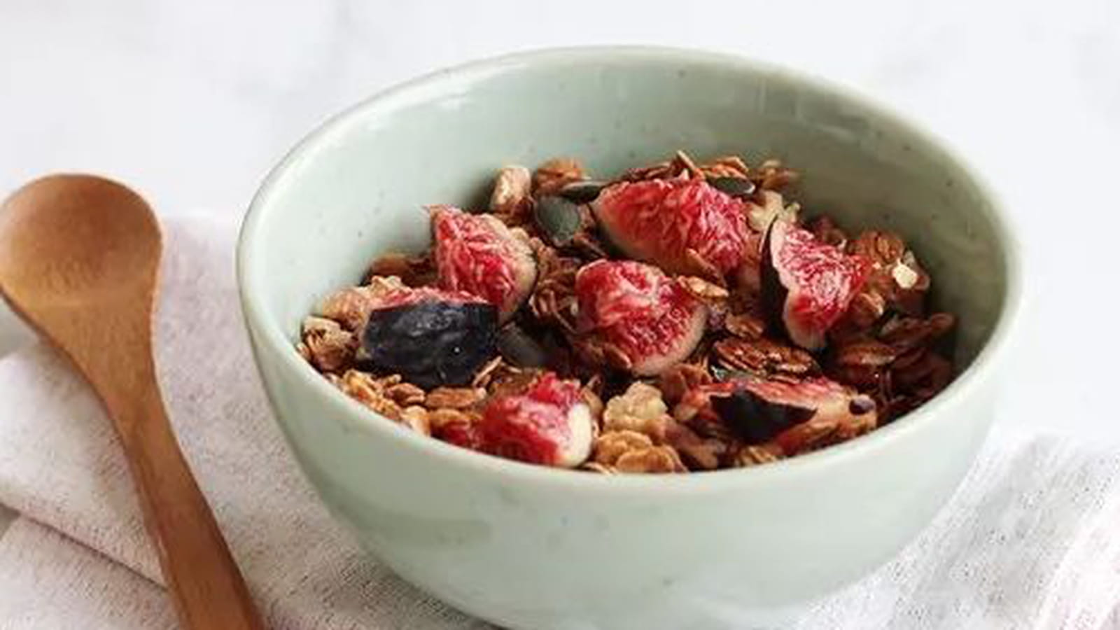 Granola aux figues, noix et graines de courge