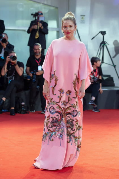 Sienna Miller en robe japonisante