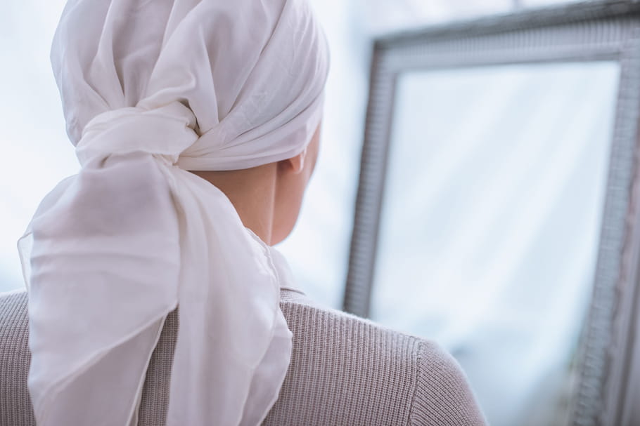 Cancer qui fait perdre les cheveux : lesquels, obligatoire, avec quels traitements ?