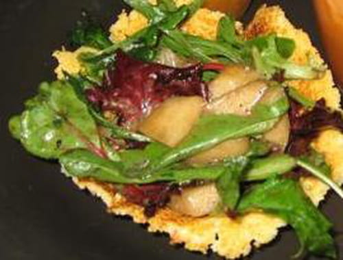 Salade de roquette et poires en nid de parmesan