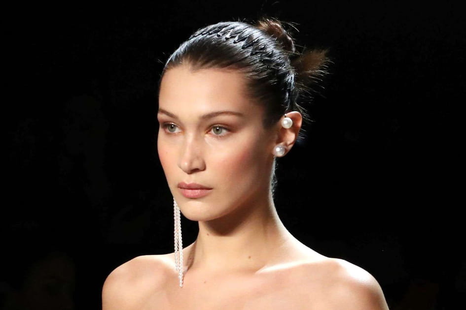 Bella Hadid avec un serre-t&ecirc;te zigzag