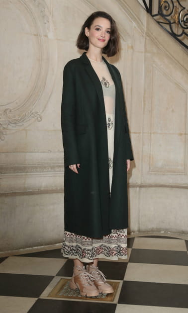 Charlotte Le Bon en manteau &eacute;pur&eacute;