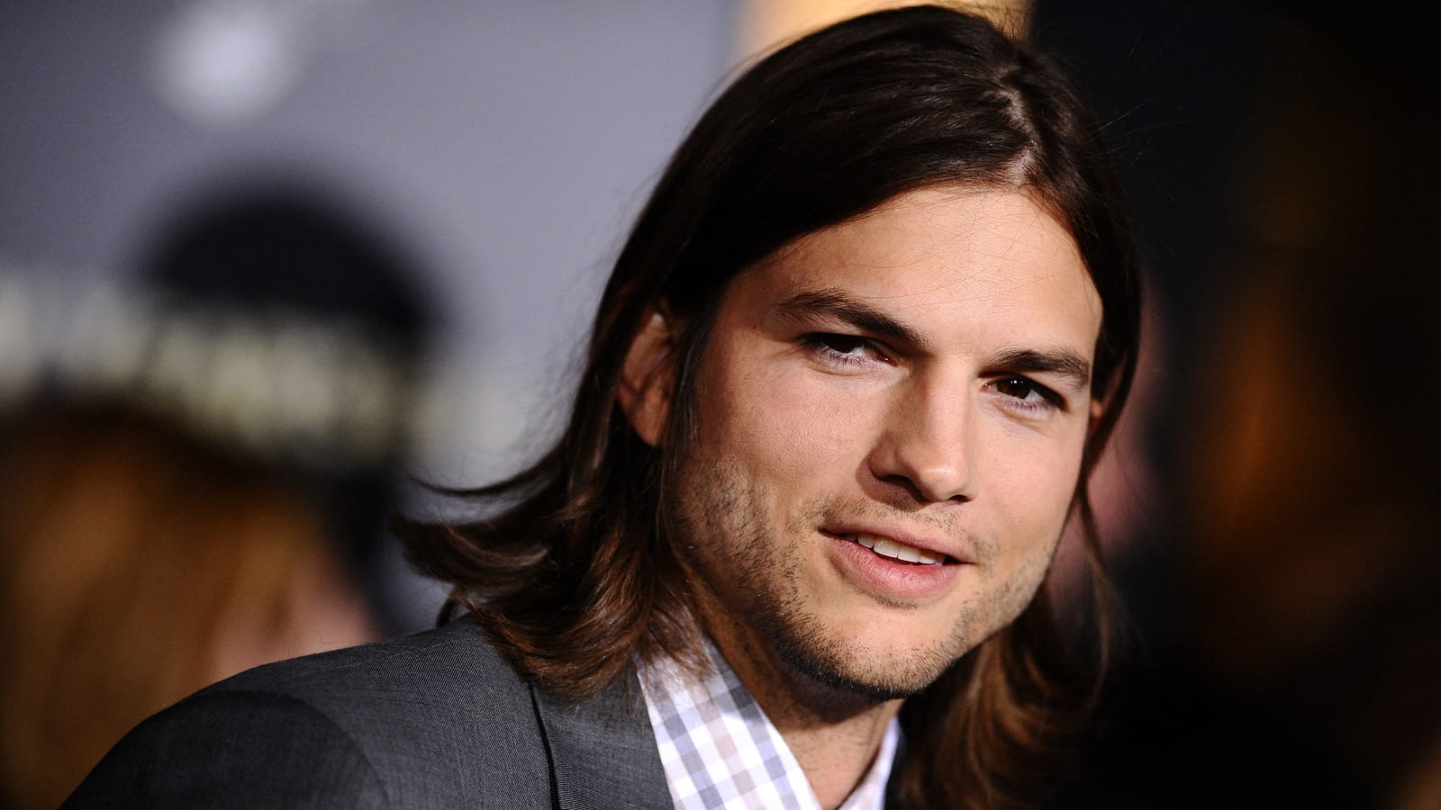 Ashton Kutcher, cheveux longs