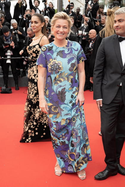 Anne-Elisabeth Lemoine en robe color&eacute;e &agrave; motifs