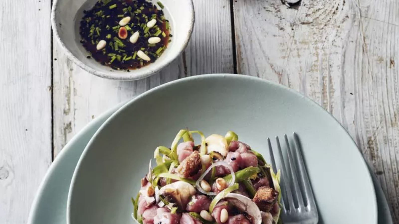 Tartare de veau, asperges vertes et palourdes