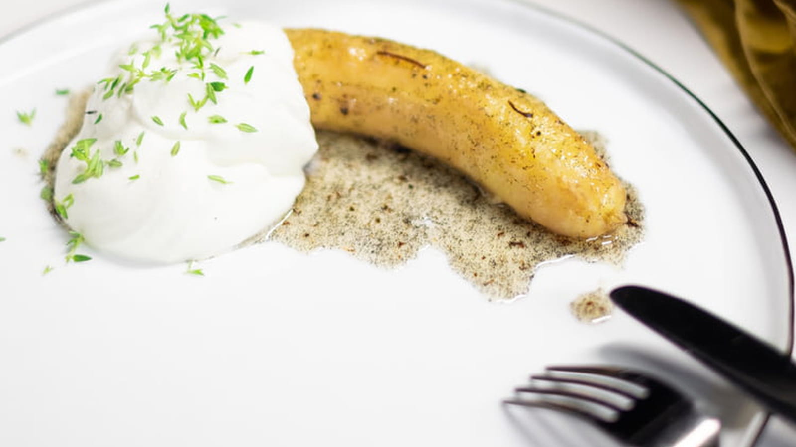 Bananes au four, chantilly au thym et sirop à la vanille