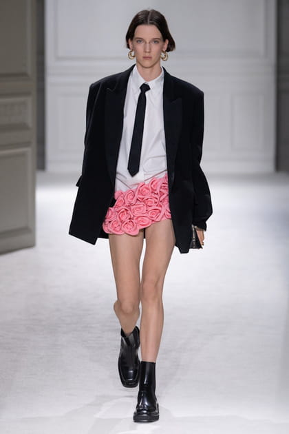 Veste de costume noire et minijupe rose aper&ccedil;ues sur le d&eacute;fil&eacute; Valentino