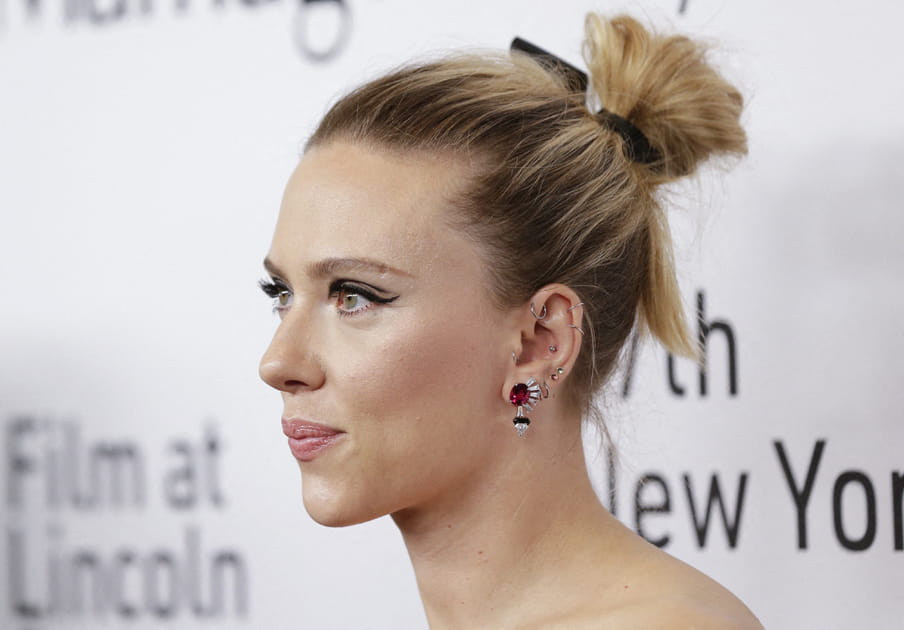 Le negative space eyeliner inachev&eacute; de Scarlett Johansson