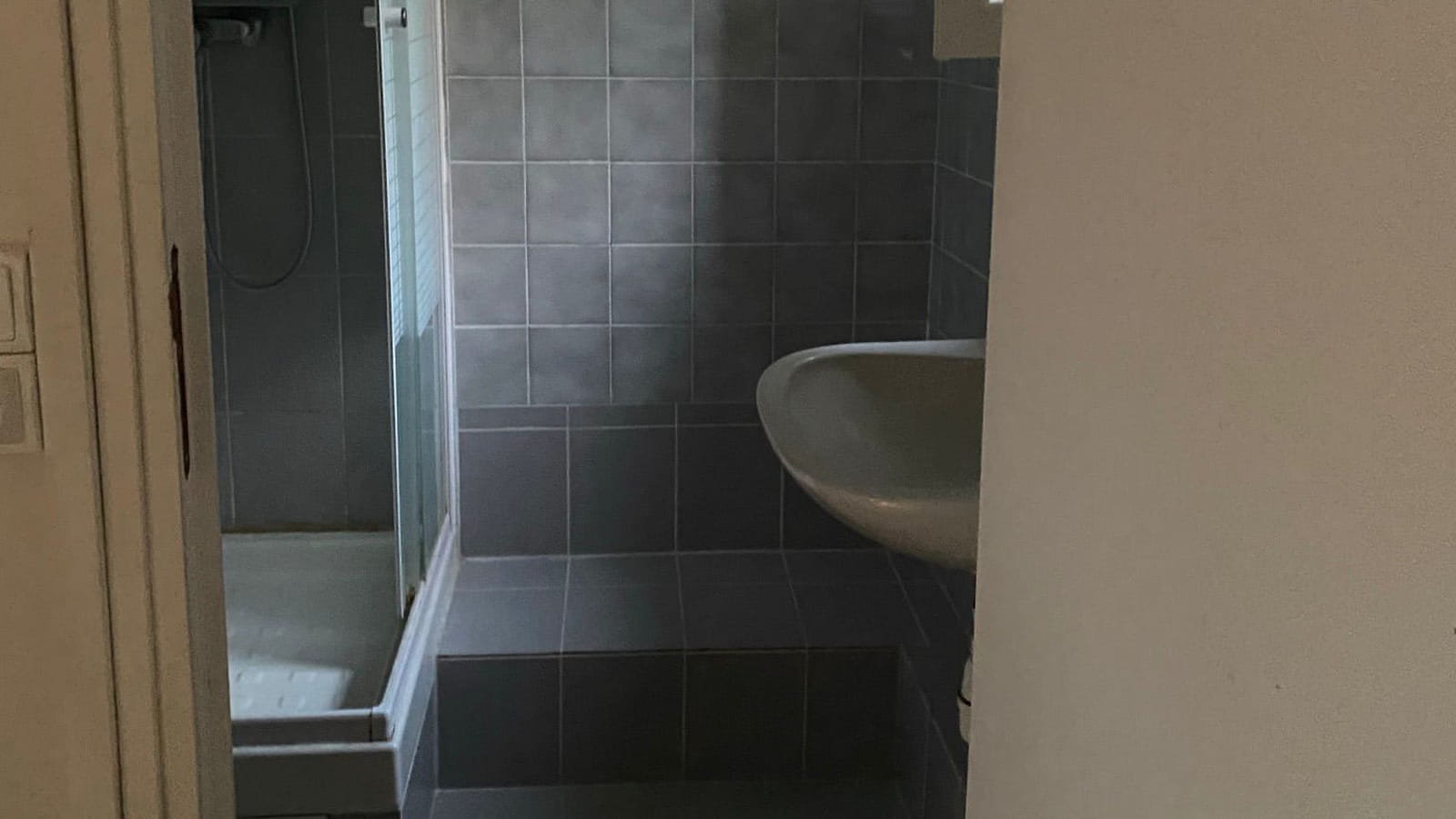 Salle d'eau avant 