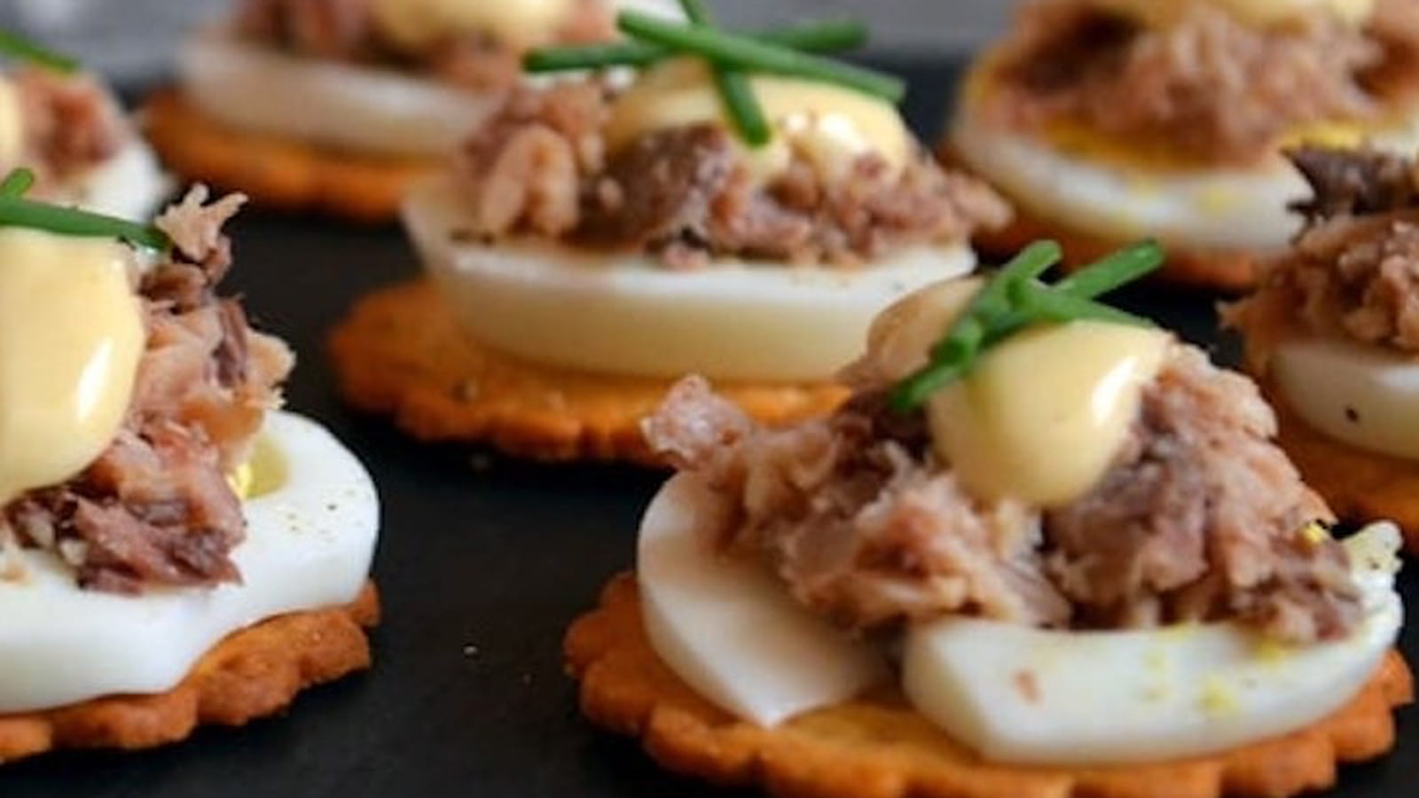 Petits toasts aux oeufs et sardines citronnées, mayonnaise au Tabasco