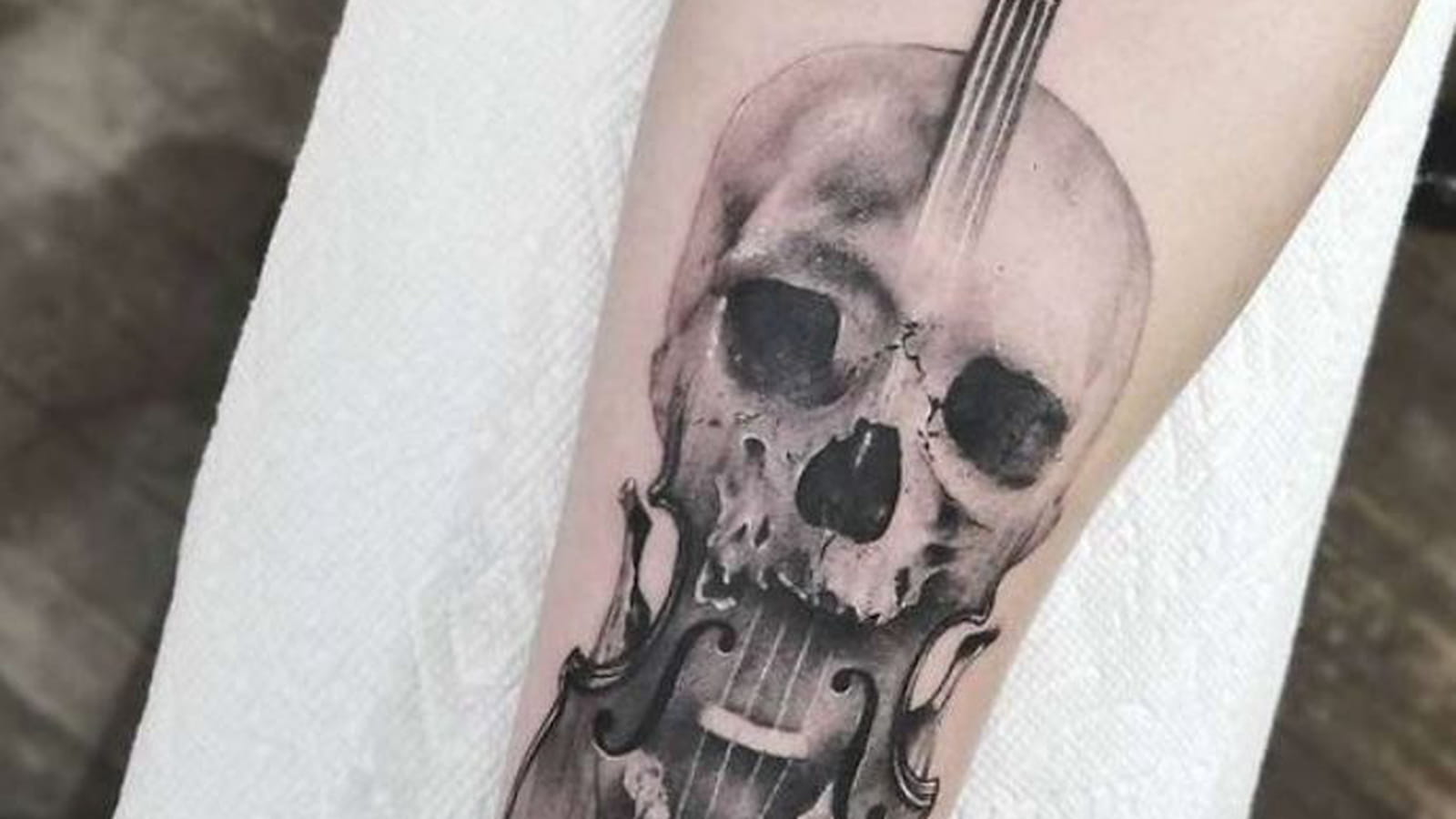 Crâne et violon sur l'avant-bras