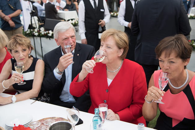 Angela Merkel l&egrave;ve son verre