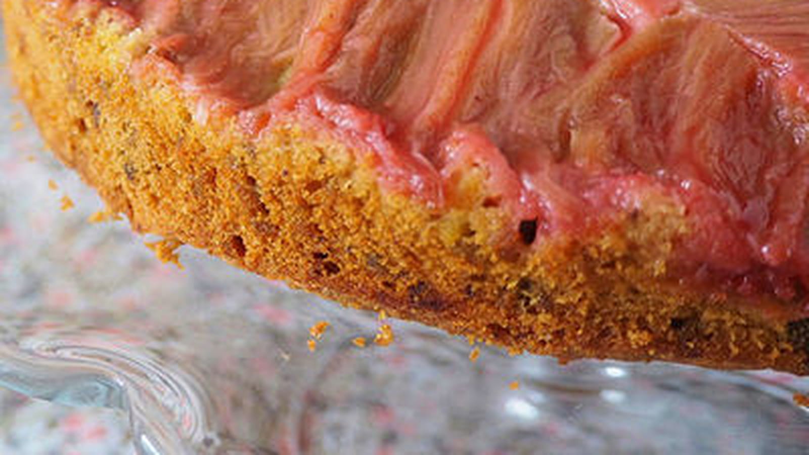 Gâteau renversé à la rhubarbe et aux amandes