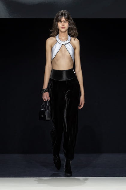 Pantalon noir en velours et top &agrave; d&eacute;coupe aper&ccedil;us sur le d&eacute;fil&eacute; Emporio Armani