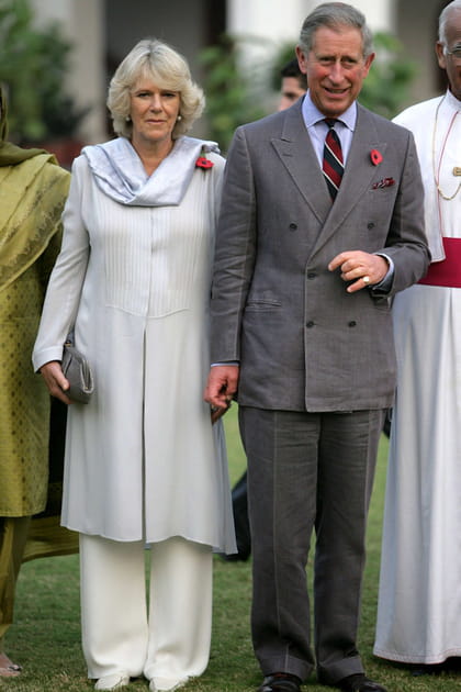 Camilla Parker-Bowles en manteau mi-long gris clair et pantalon de costume ivoire