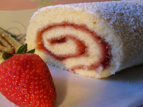 Roulé à la confiture de fraises au Kirsch : la recette facile
