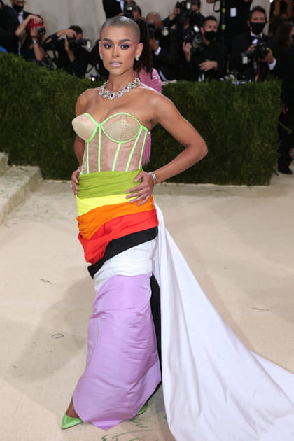 Jordan Alexander en robe bustier