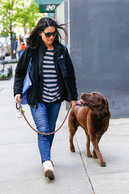 Lucy Liu et son labrador brun