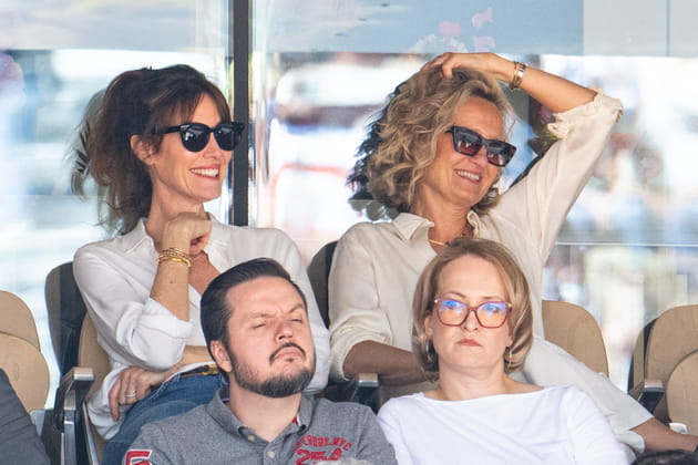 Mareva Galanter et Caroline Roux, spectatrices souriantes à Roland-Garros