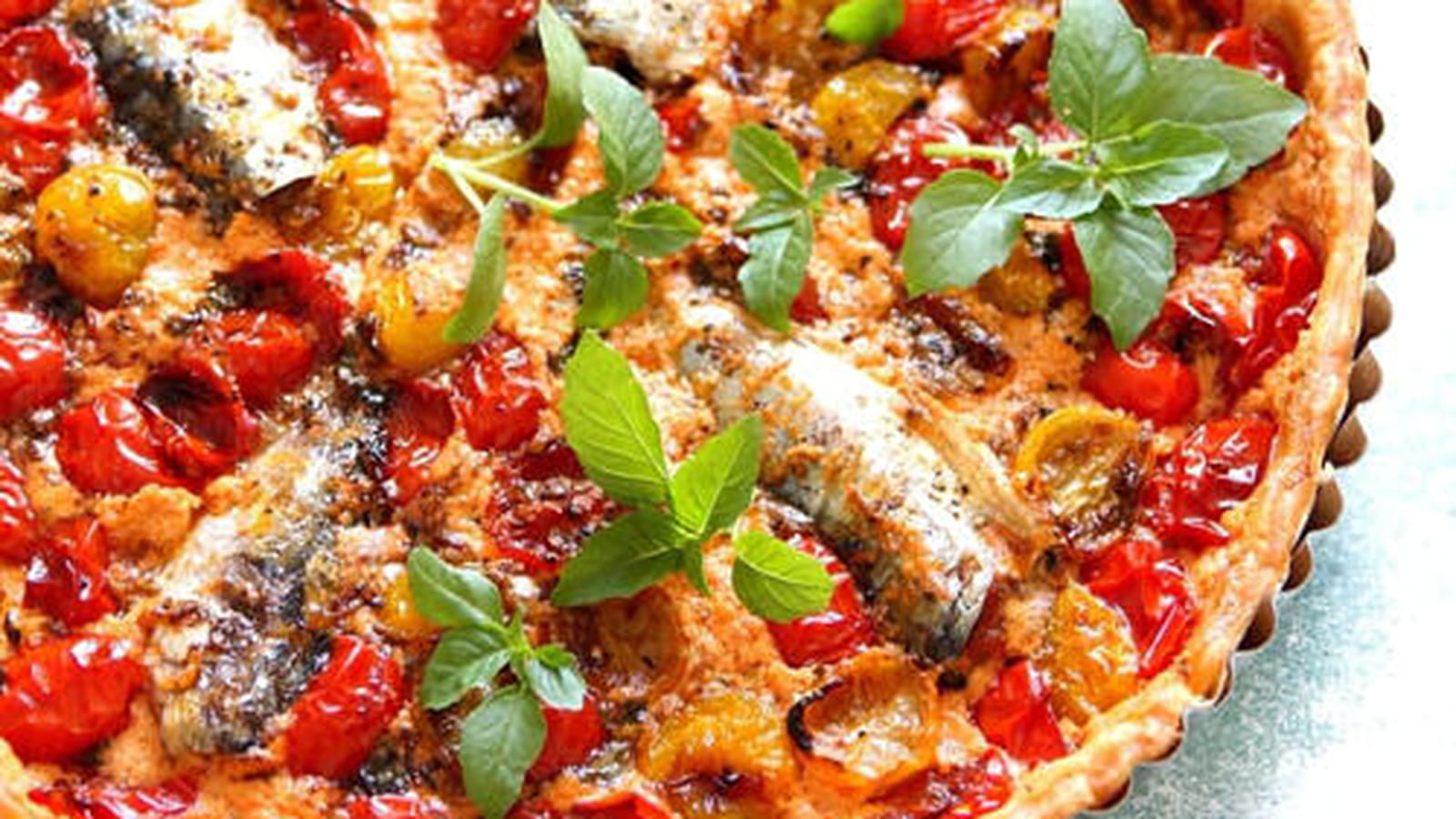 Tarte au fromage frais, tomates cerises et sardines