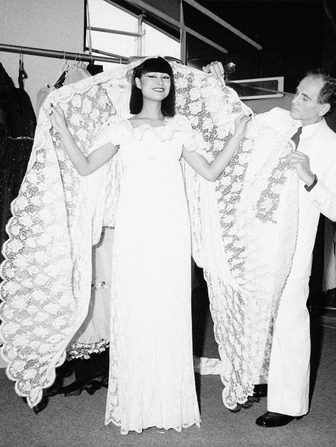 Défilé Pierre Cardin à l'aéroport de Lyon dans les années 70