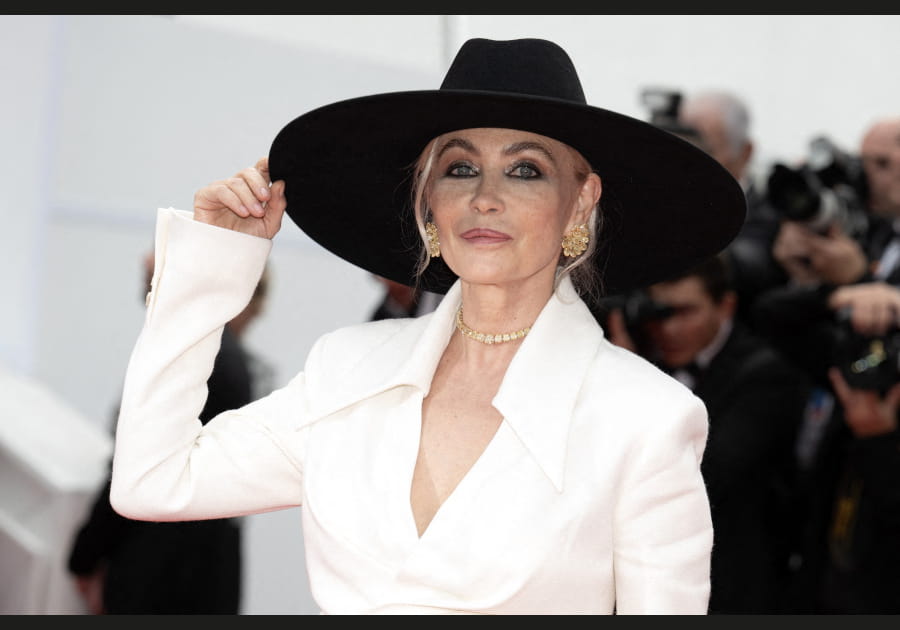 Emmanuelle B&eacute;art, ultra d&eacute;sirable avec son regard &eacute;tincelant