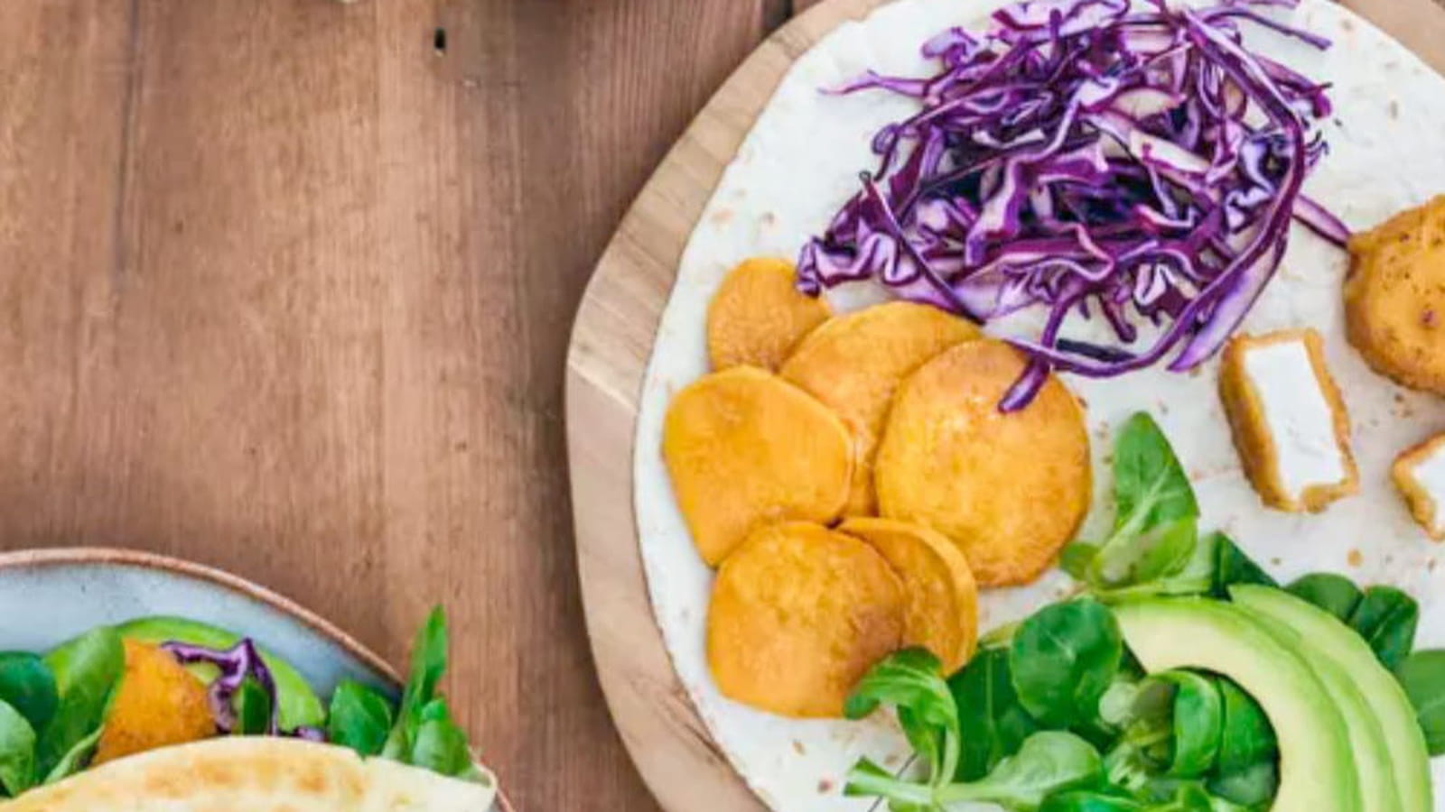 Wrap hack à l’avocat, chèvres chauds, patate douce et mâche