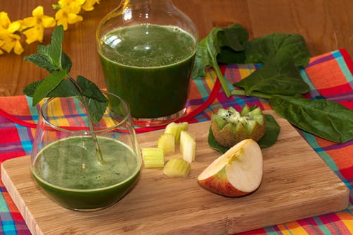 Jus vitaminé, céleri, épinard, menthe, pomme
