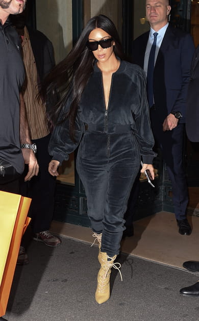 Kim Kardashian en combinaison de velours noir