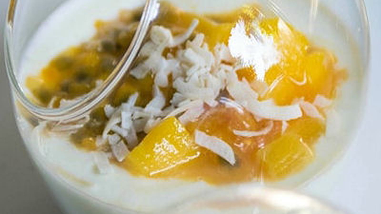 Verrines légères à la mangue, aux fruits de la passion et au fromage blanc