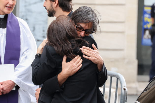 Yvan Attal enlace sa bien-aimée Charlotte Gainsbourg : obsèques de Jane Birkin