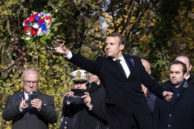 Emmanuel Macron ma&icirc;trise le lancer de bouquet