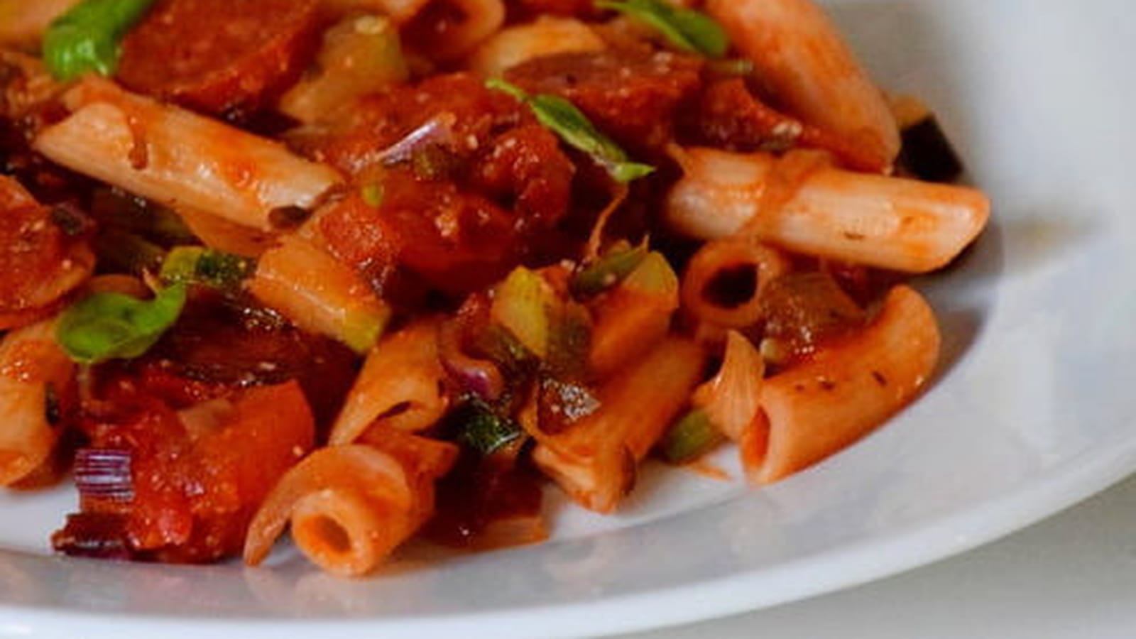 Pâtes Penne, chorizo, courgette et fanes de betteraves rouges