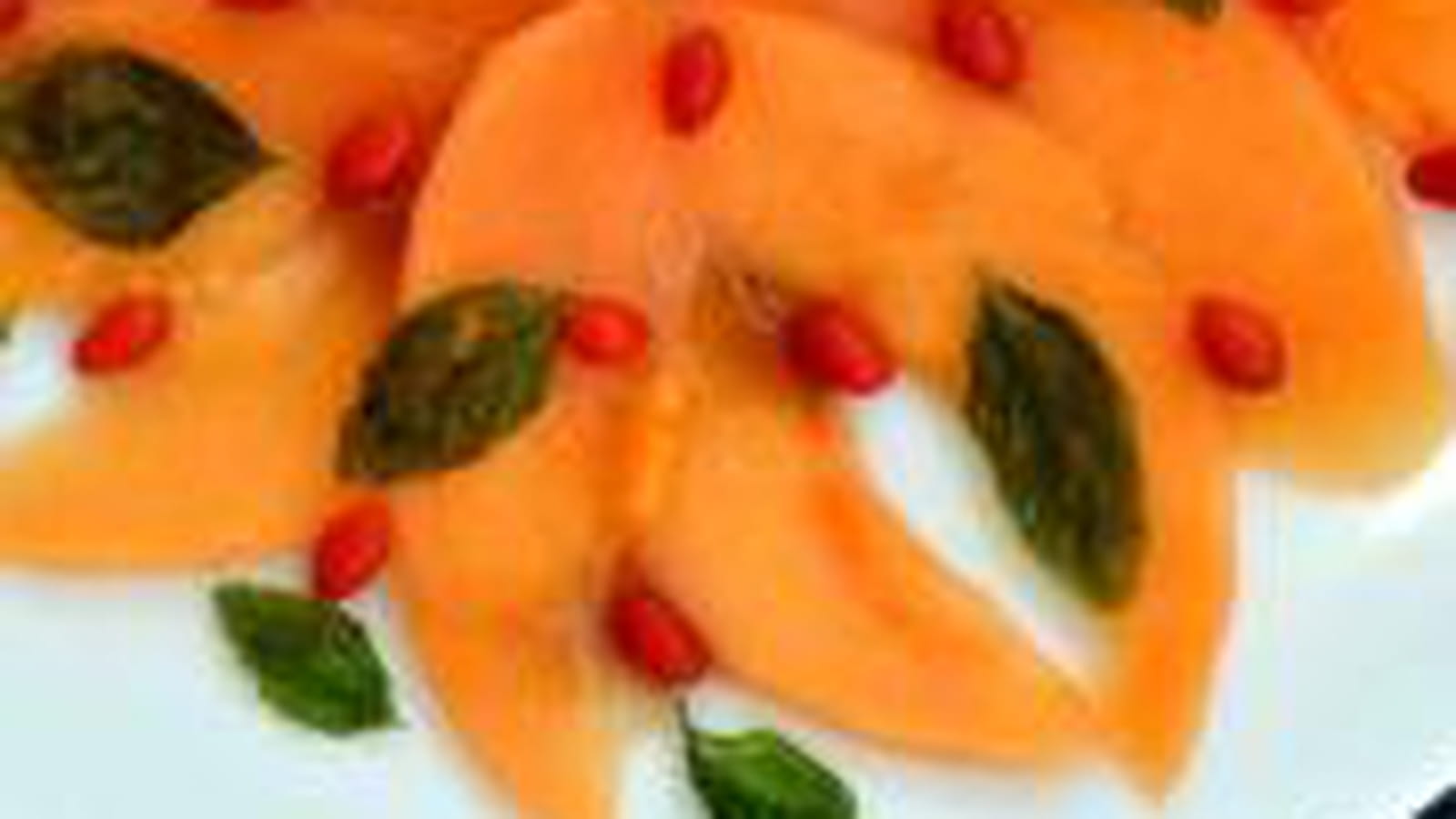 Carpaccio de melon mariné au Limoncello, baies de goji et chips de basilic, caramel de Xérès