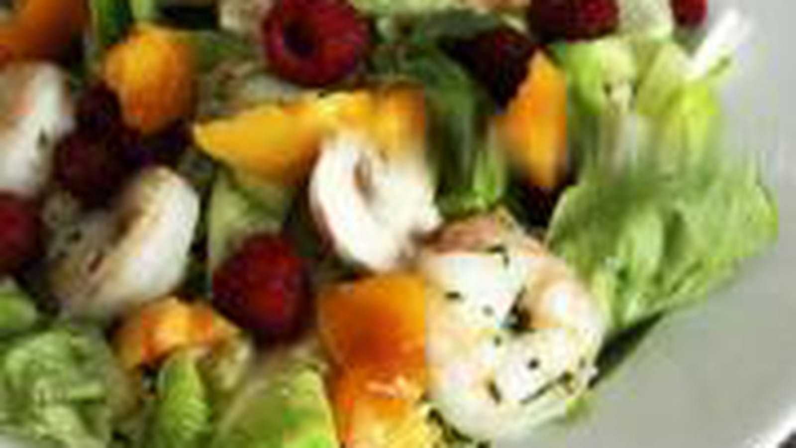 Salade de crevettes, framboises et nectarine